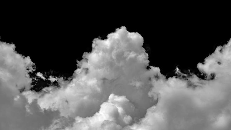 Das Bild zeigt eine dramatische Schwarz-Weiß-Aufnahme von Wolkenformationen vor einem tiefschwarzen Hintergrund. Die Wolken sind voluminös und detailliert, mit klaren Kontrasten zwischen den helleren, weicheren Bereichen und den dunkleren Schatten, die ihre Struktur betonen. Die zentrale Wolke wirkt turmartig und majestätisch, umgeben von kleineren Wolkenansammlungen, die den Eindruck von Bewegung und Dynamik vermitteln.  Die monochrome Farbgebung verstärkt die Aufmerksamkeit auf die Texturen und Formen der Wolken, wodurch sie plastischer und fast greifbar erscheinen. Der schwarze Hintergrund hebt die Wolken hervor und verleiht dem Bild eine minimalistische, aber eindringliche Ästhetik. Das Bild vermittelt eine Stimmung von Ruhe, Stärke und Naturgewalt.